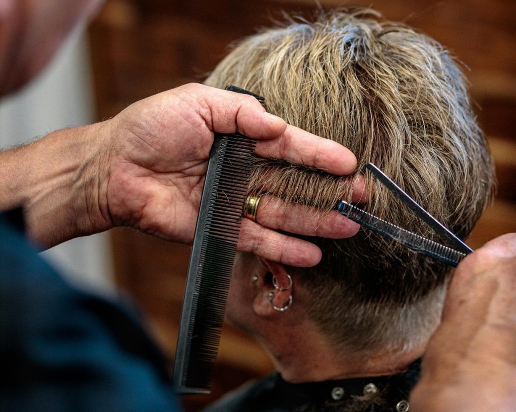 De la peluca noble al salón moderno: te contamos sobre el origen del Día del Peluquero